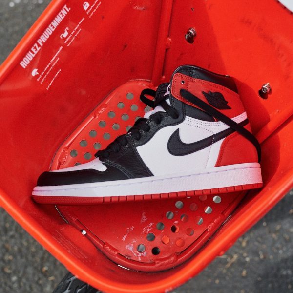 Pandabuy Air Jordan 1 Retro High Satin Black Toe